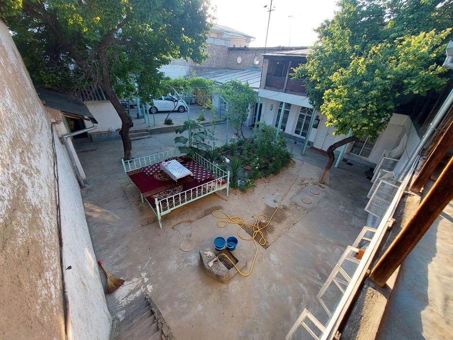 Uchaska chorsu bozor tepasida srochna sotiladi