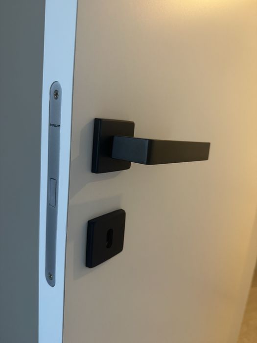 Usa noua Pinum alb 80x208, balamale ascunse, inchidere magnetica