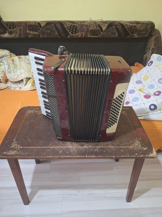 Vând acordeon sonora