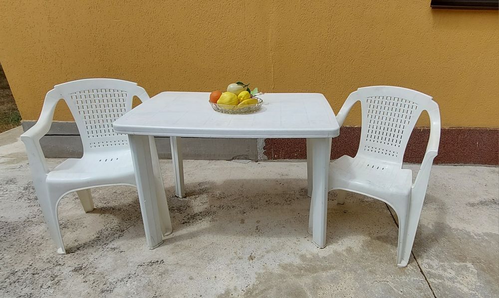 Masă din plastic cu 2 scaune