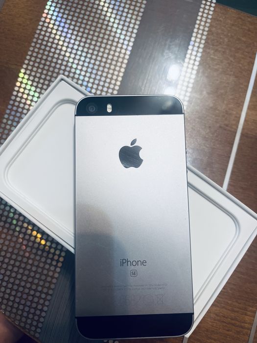 Телефон IPhone Se