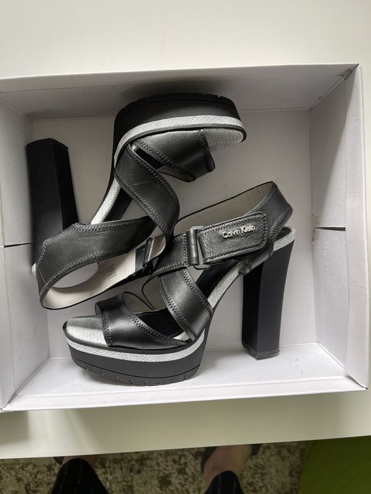 Оригинални обувки с висок ток Calvin Klein