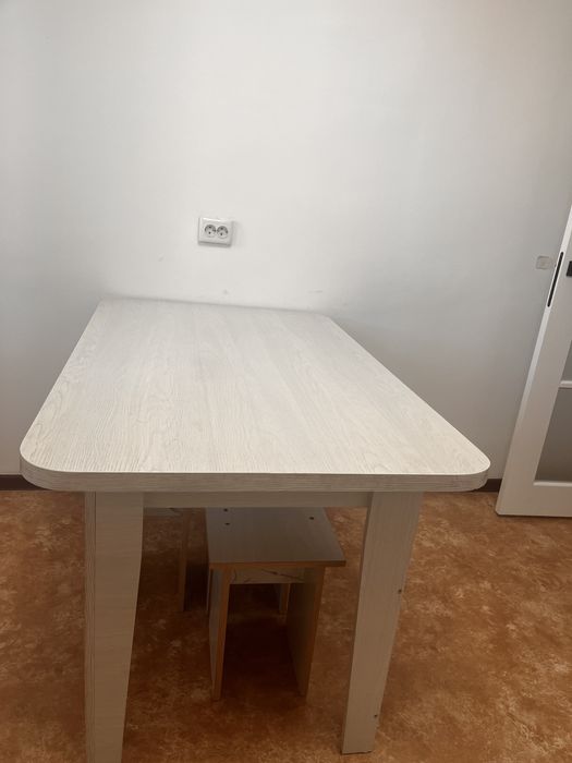 Стол с табуретками