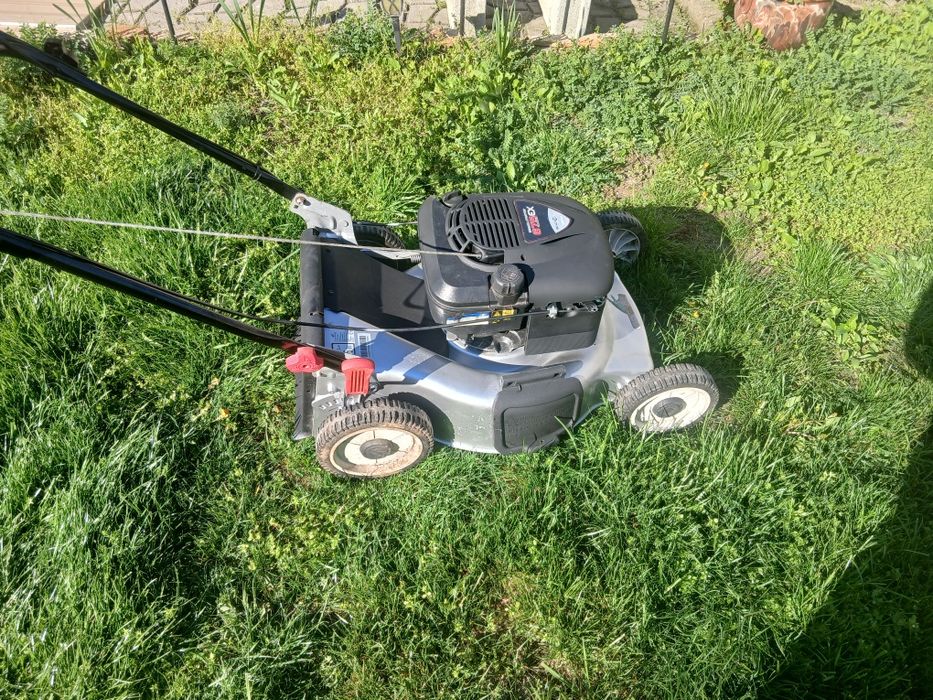 Продавам бензинова косачка