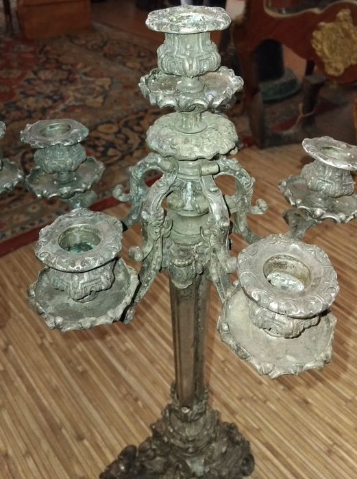 Бронзови свещници (канделабър).