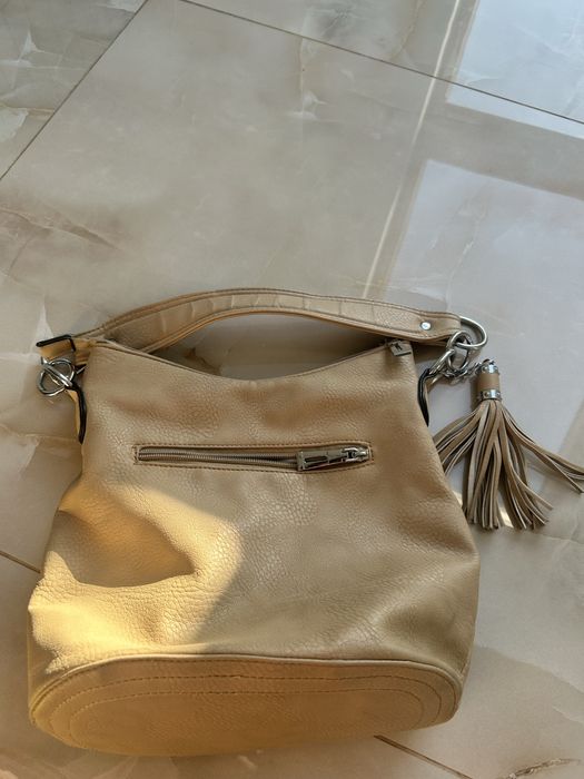 Продавам тези чанти