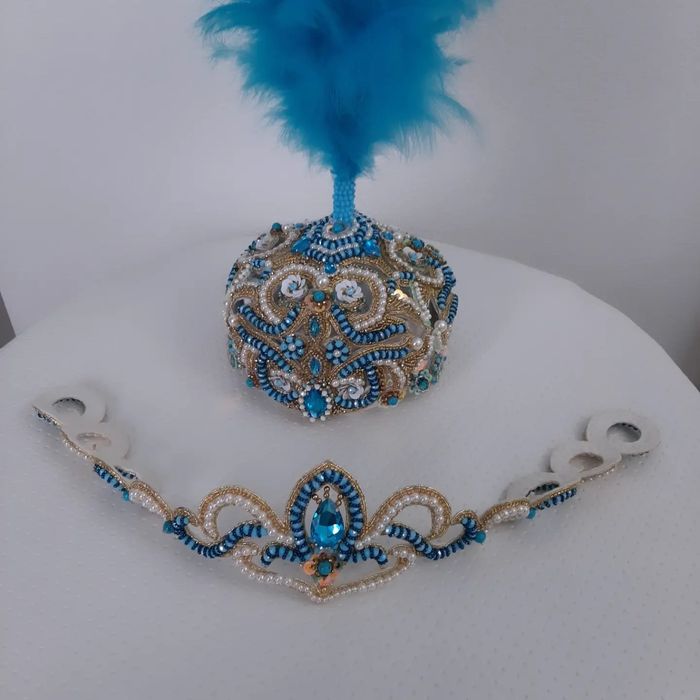 Саукеле , тюбетейка с поясом .