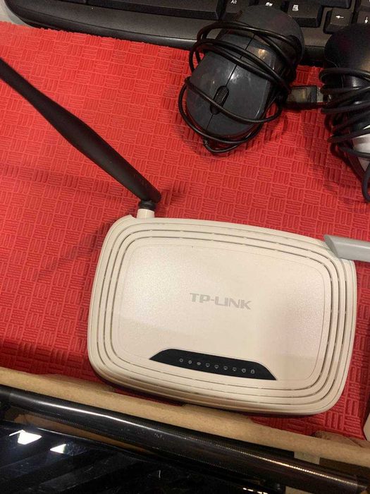 Лот 4 Рутера TP-Link, 3 Суитча TP-Link, 4 Клавиатури, 3 Мишки, Адаптери и LAN кабели