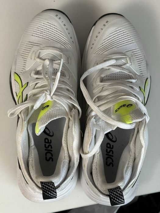 Продам кроссовки для волейбола (ASICS)