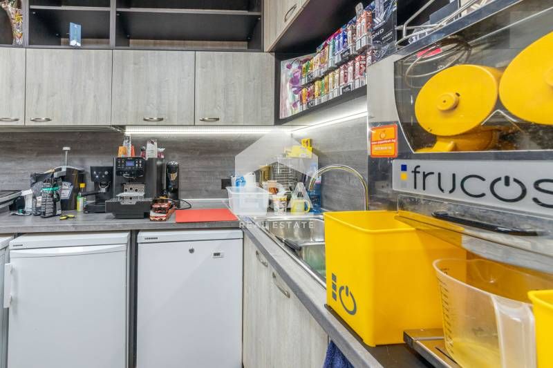 Оборудван, разработен, партерен магазин за продажба, с лице на оживена