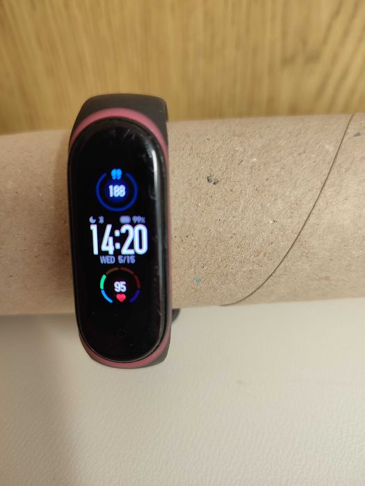 Xiaomi Mi Brand 5 - фитнес гривна