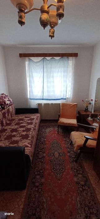 Apartament 3 camere, decomandat, etaj intermediar. Zona Stefan cel Mar