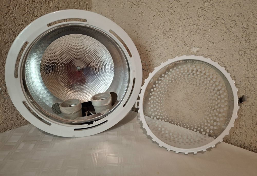 Aplice (2 becuri) încastrate.