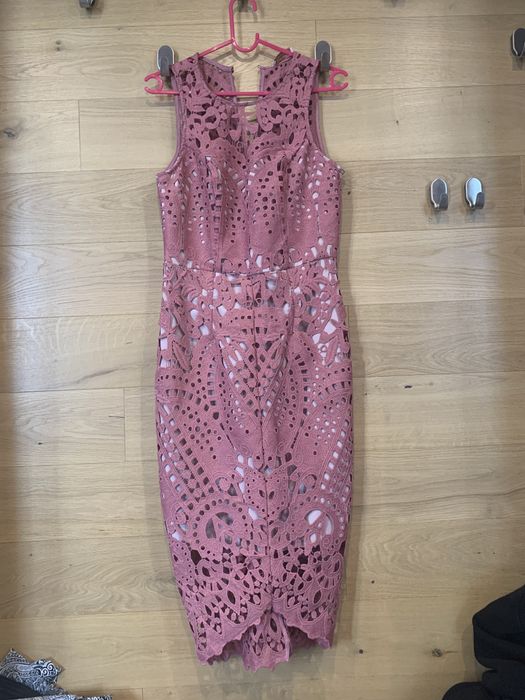 Rochie roz pe corp
