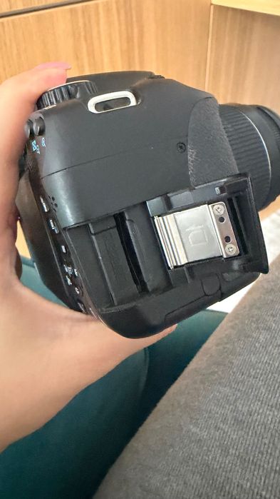 Canon EOS 650D + obiectiv 18-55mm + geantă Case Logic
