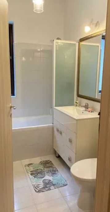 Дава се под наем Тристаен апартамент в Бургас, Изгрев - 100 кв.м за 357 € - Снимка #3