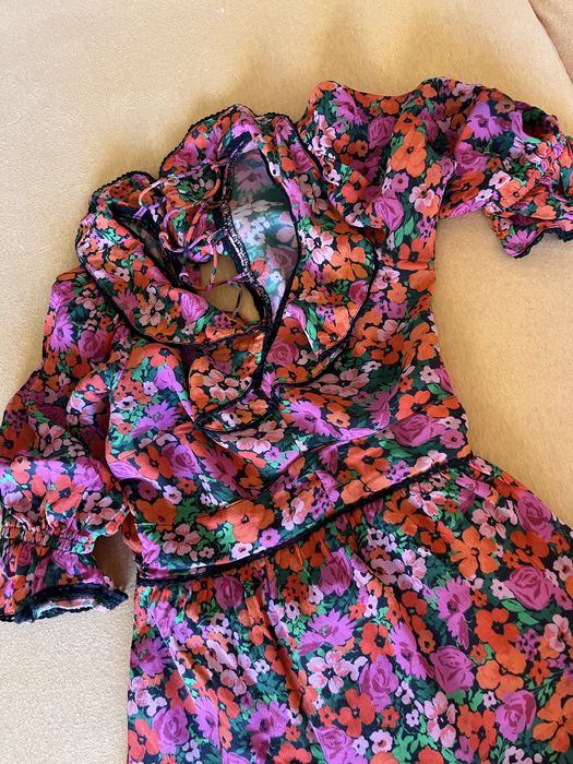 Рокля на цветя с гол гръб и буфан ръкав