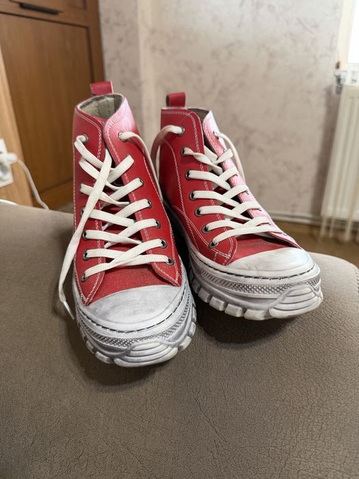 Червени обувки-кецове