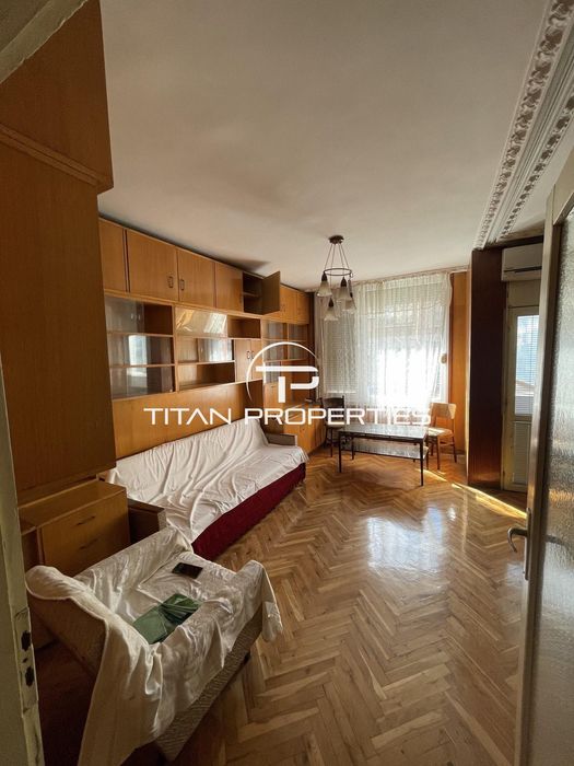 Тристаен, под наем, Център