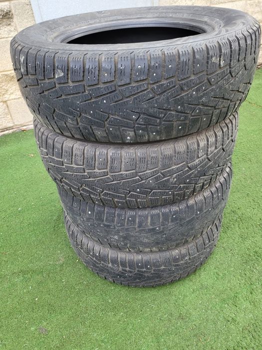 Шины зимние 2 шт есть