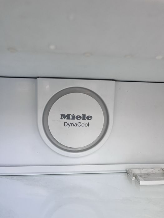 Хладилник за вграждане MIELE