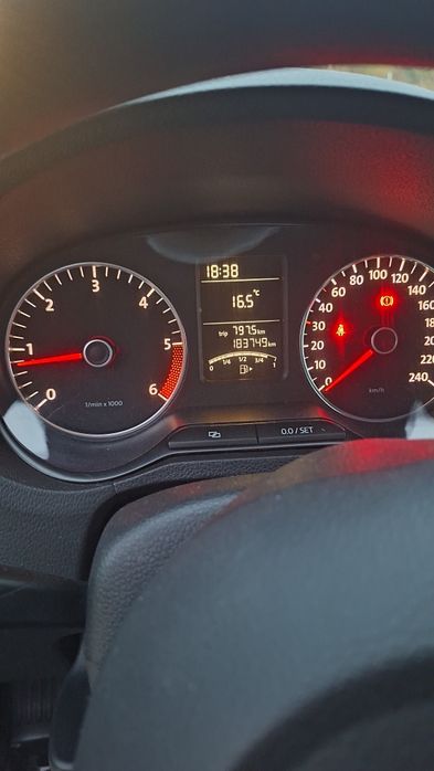 Продавам VW POLO 1.6 TDI