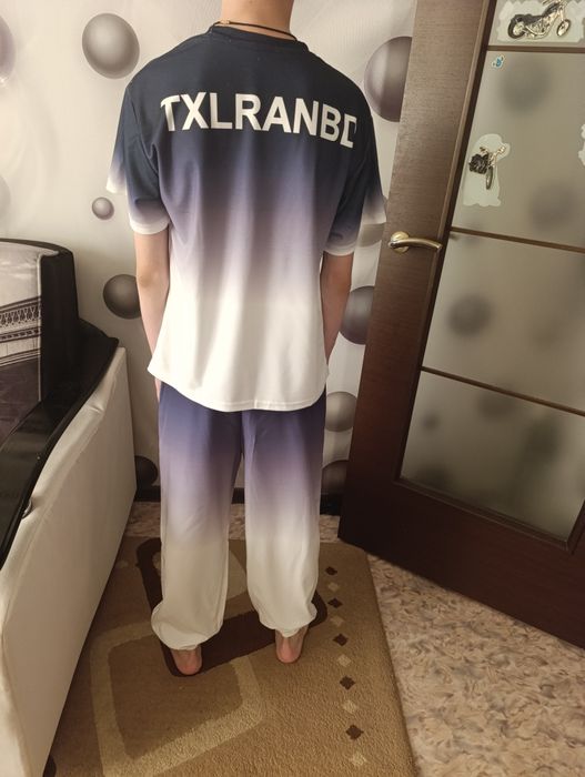 Продам для мальчика костюм и джинсы.