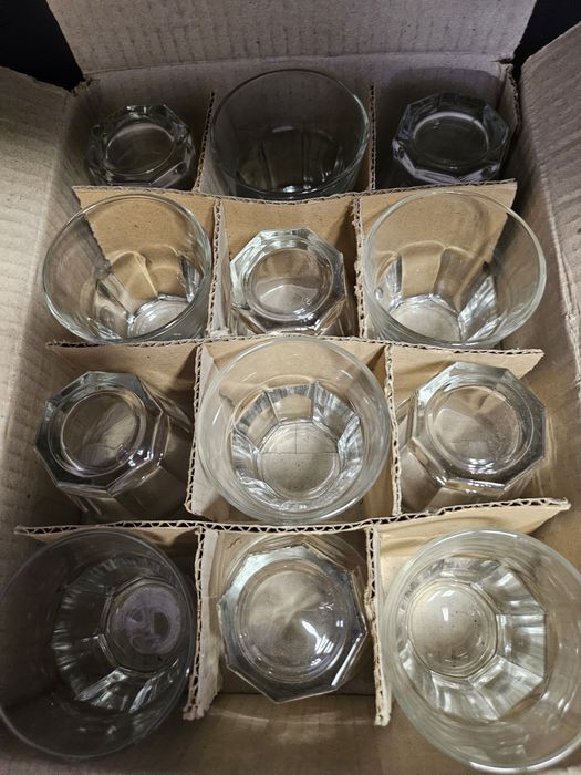 Чаши за алкохол и чинии