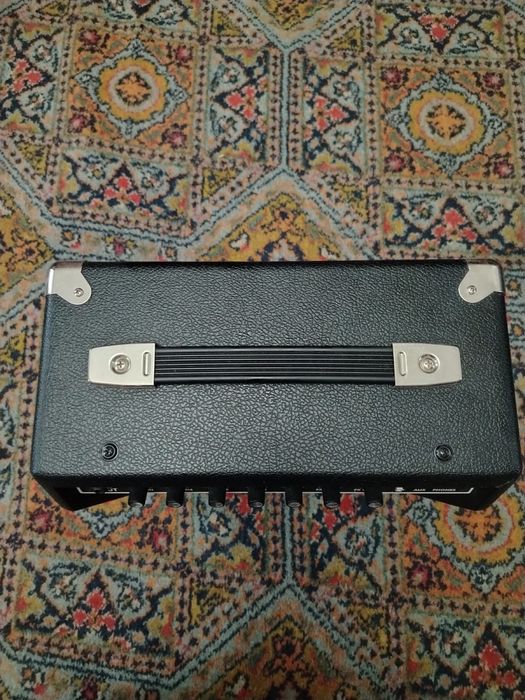 Продам комбоуселитель Fender Champion 20