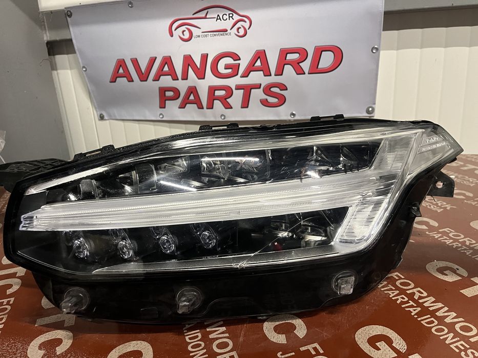 4 броя ляв и 3 броя десен фар Volvo XC90 2 2016-