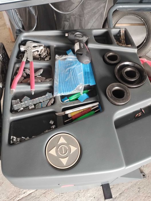 Продавам Италиански машини за монтаж, демонтаж и баланс на гуми