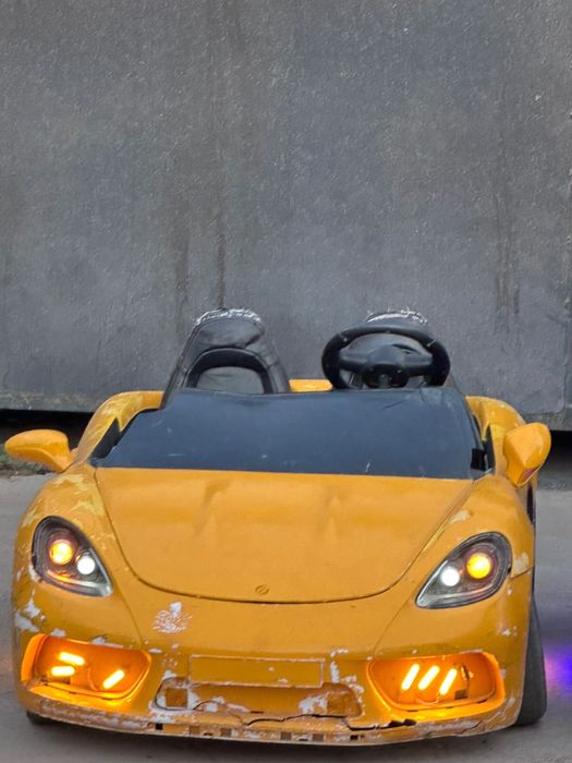 Детский машина желтый