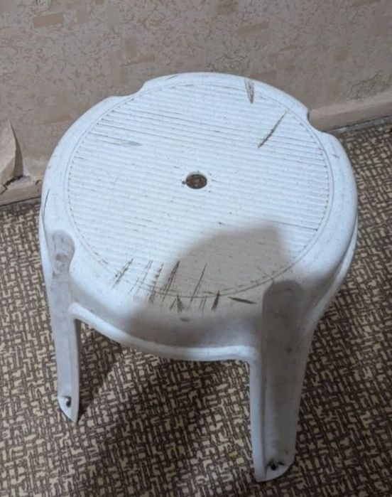 Продам пластиковый набор стол с табуретками