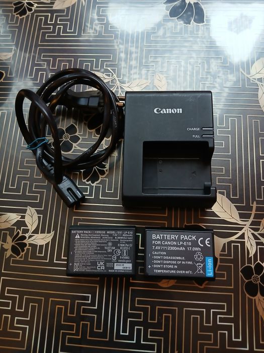 Vând cameră foto canon 2000d . Preț  2600 lei.