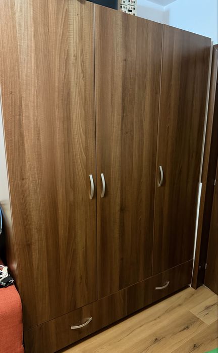 Vand dulap 3 usi doua sertare impecabil