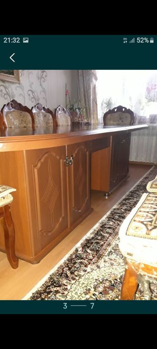 Стол со стульями.внизу шкафы