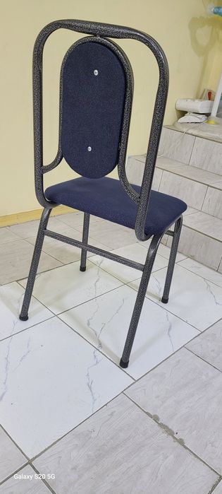 Стул темирдан килинган.