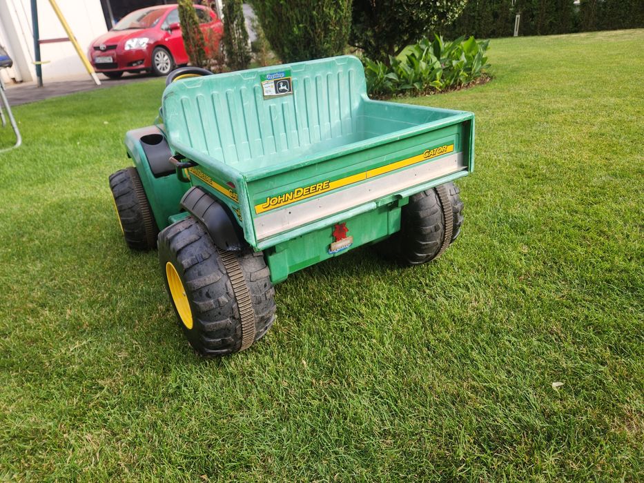 Акумулаторно камионче и багерче с педали: John Deere