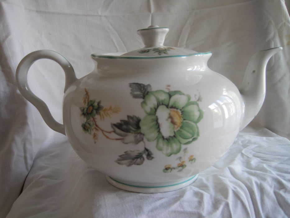 Продавам порцеланов чайник.