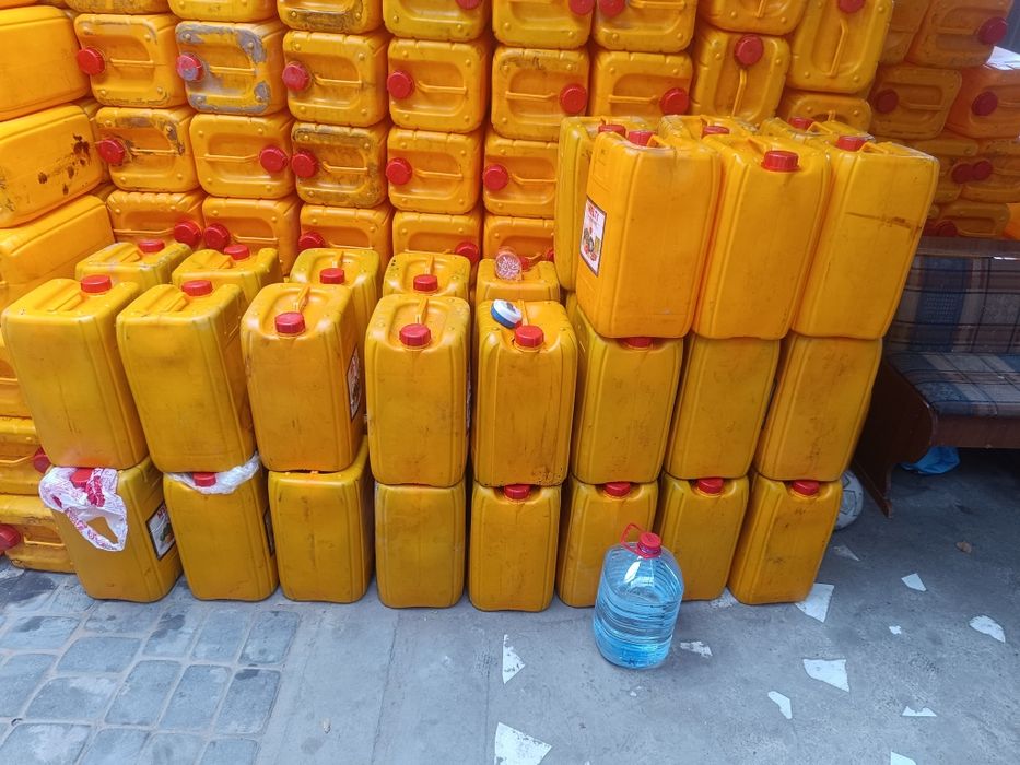 Канистры.       .