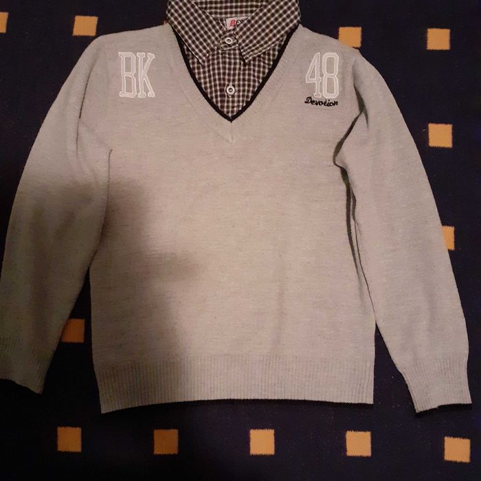 Продавам детско пуловерче, подходящо за момче, за 14 години