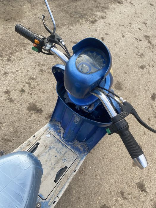 Vand doua scutere eletrice in stare pefecta