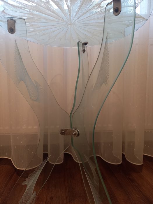 Masuta de sticla cu 3 picioare de sustinere tot din sticla.
Sticla are