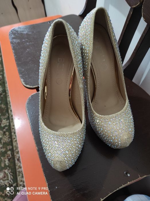 Туфли с камушками