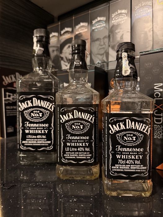 Празни бутилки от Джак Даниелс