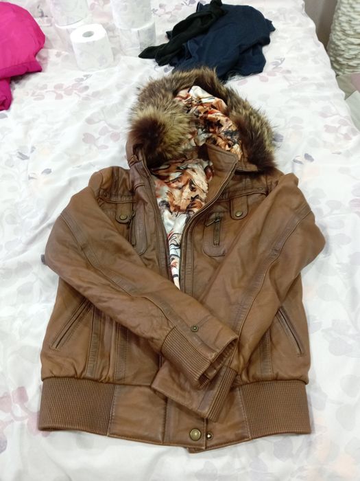 Продавам яке от естествена кожа с косъм от лисица.