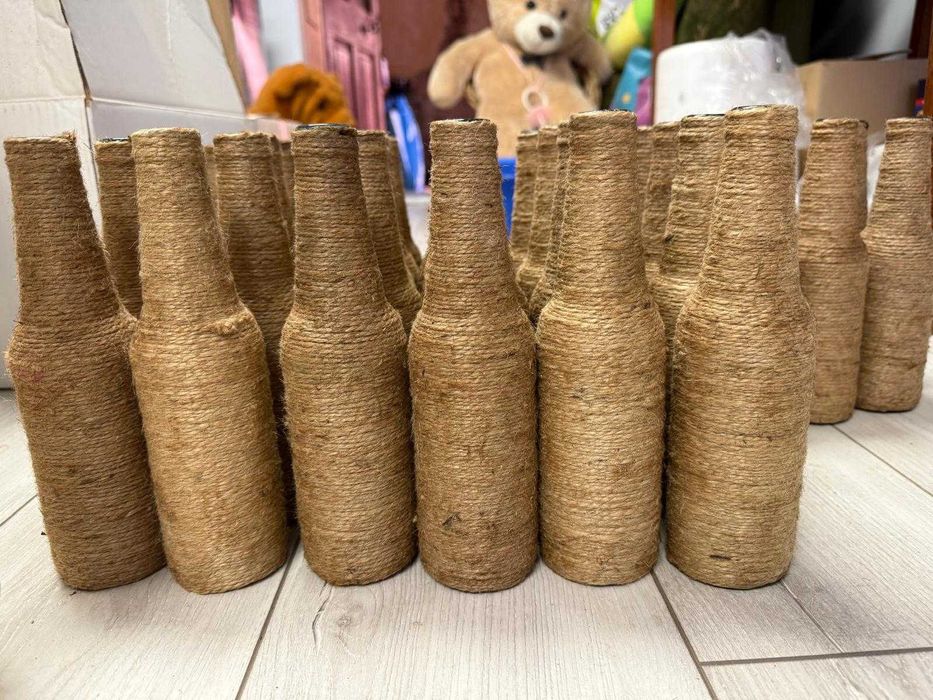 Sticlă decorată cu sfoară de iută.