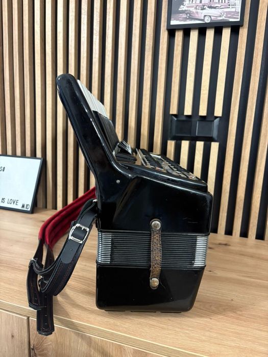 Acordeon Weltmeister Serino Deluxe cu 120 de basi