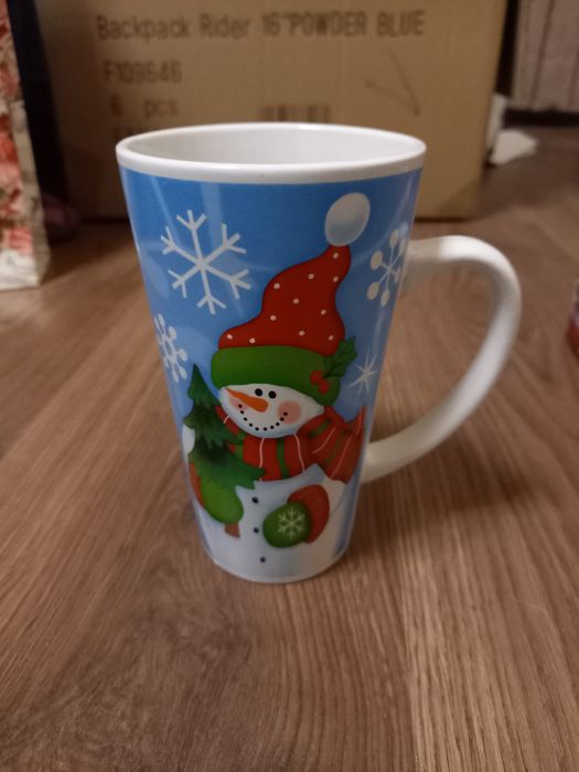 Продавам коледни чаши и кутии