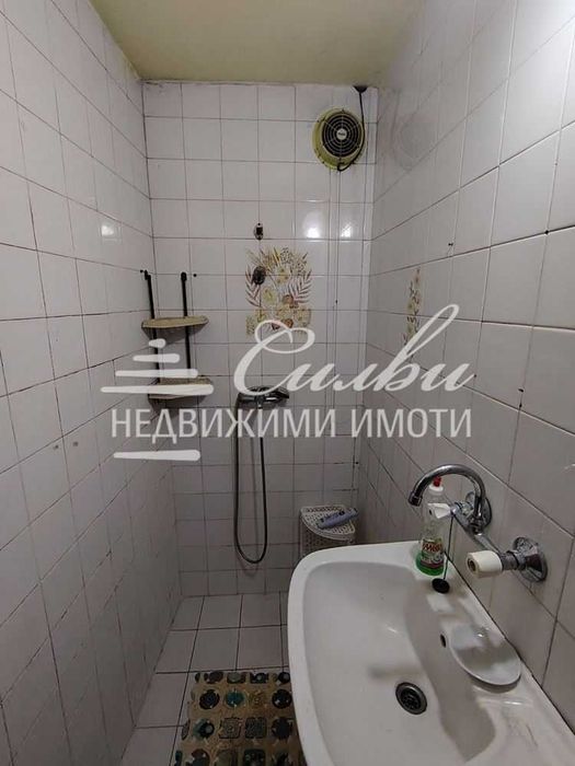 МАСИВНА двуетажна ТУХЛЕНА къща на плоча - кв. Болницата.